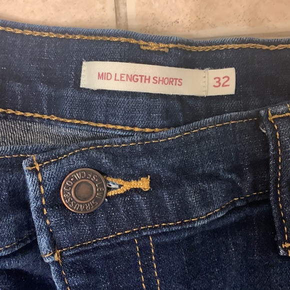 Levi's Women's Mid Length Shorts, size 32. - Picture 5 of 6
